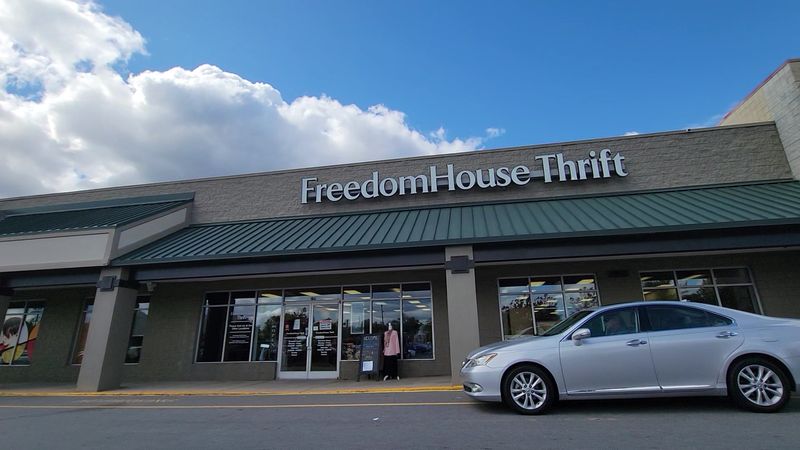 Easy Location With Convenient Hours for Busy Shoppers Easy Location With Convenient Hours for Busy Shoppers