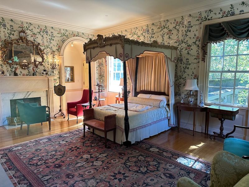 Emily Inman's Glamorous Oval Bedroom Emily Inman's Glamorous Oval Bedroom