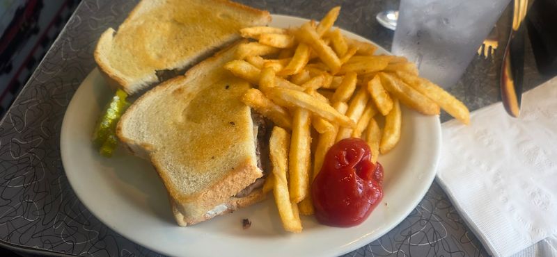 Famous French Fries: Crispy Outside, Fluffy Inside Famous French Fries: Crispy Outside, Fluffy Inside