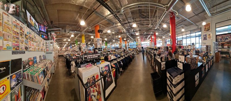Free Live Shows That Turn Shopping Into an Event Free Live Shows That Turn Shopping Into an Event