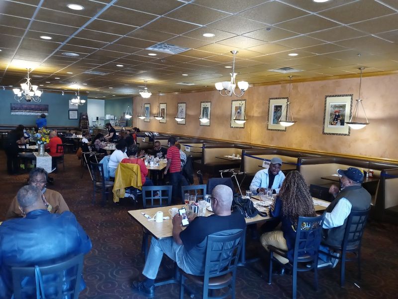 Friendly, Attentive Staff That Regulars Adore Friendly, Attentive Staff That Regulars Adore