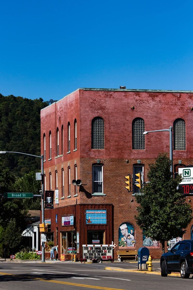 Friendly Neighbors and Strong Social Bonds