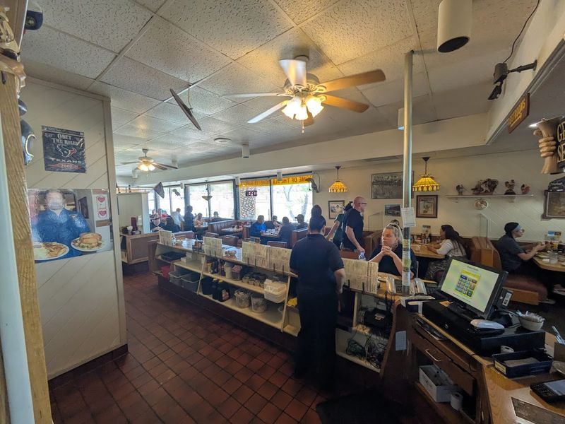 Friendly Service That Regulars Rave About Friendly Service That Regulars Rave About