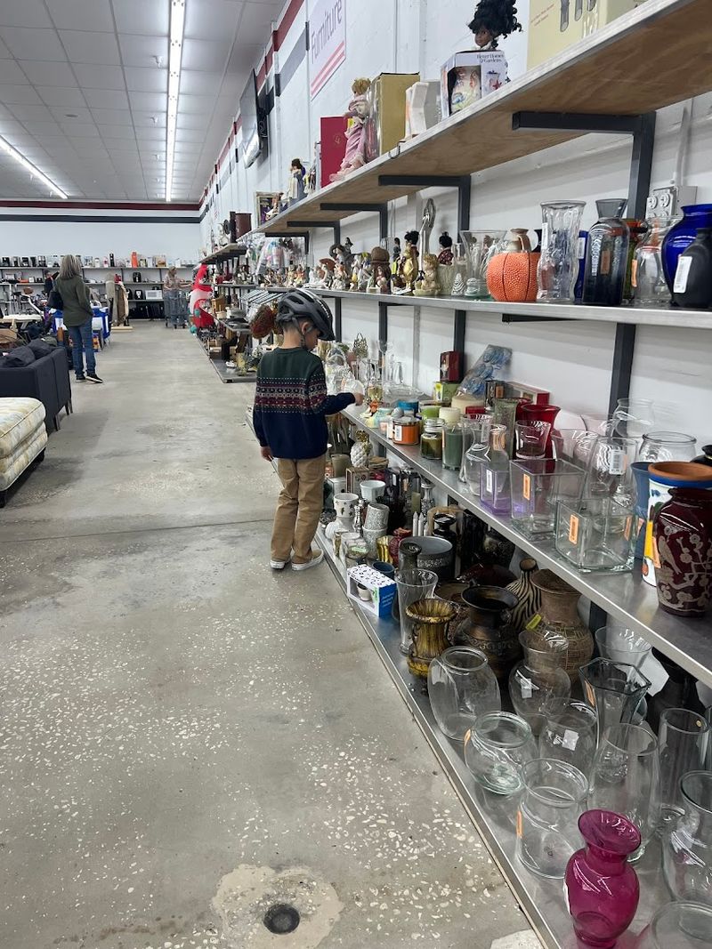 Full-Length Mirrors and Practical Touches That Make Shopping Easier Full-Length Mirrors and Practical Touches That Make Shopping Easier