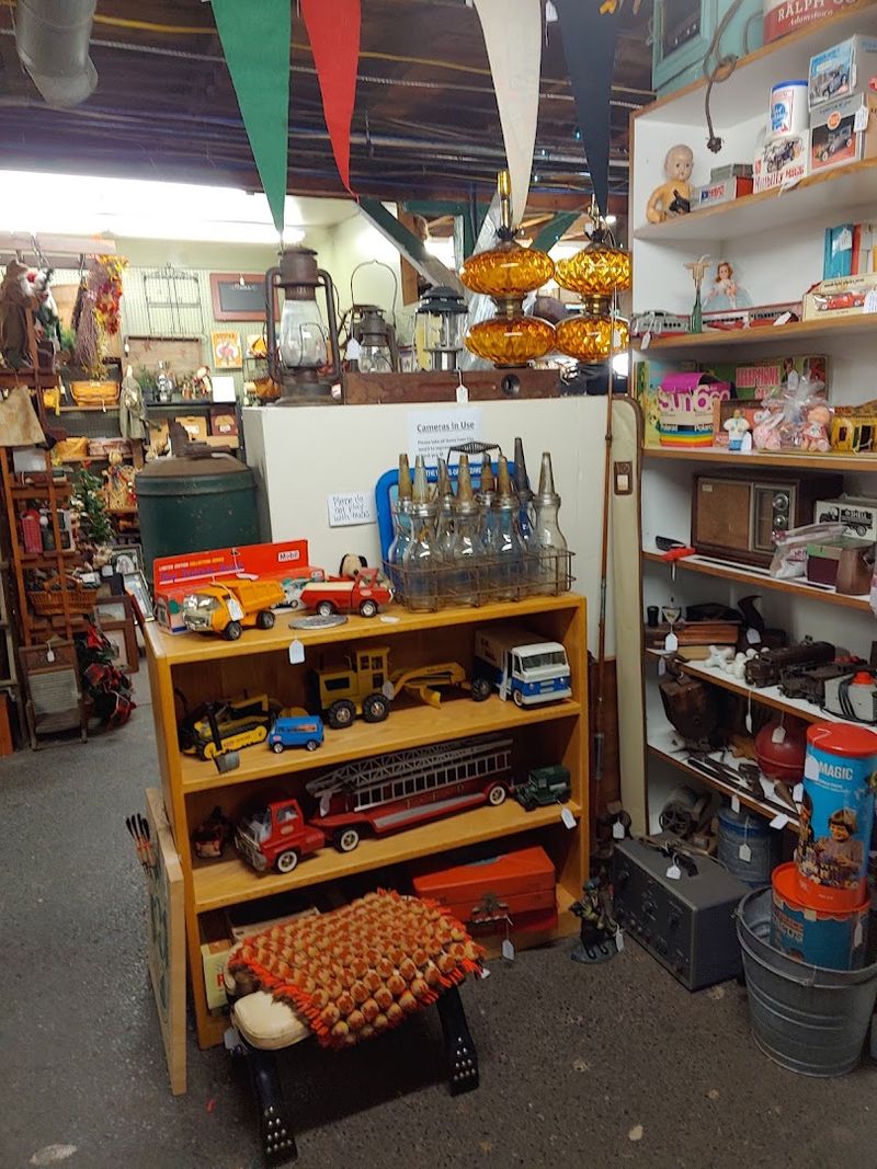 Handmade and Collectible Items Hidden in Every Corner Handmade and Collectible Items Hidden in Every Corner