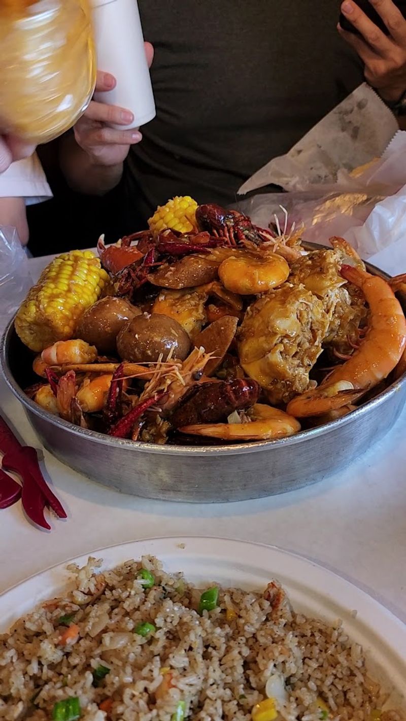 Happy Hour Deals That Make Seafood More Accessible
