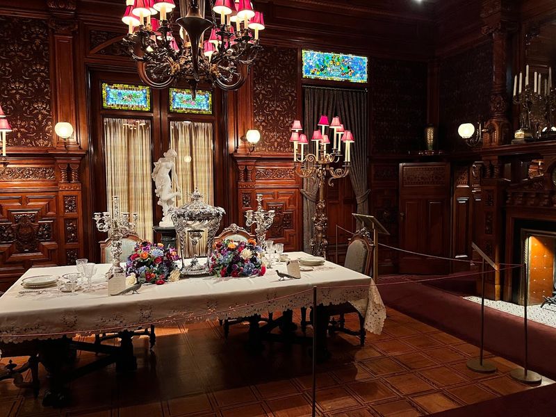 Holiday Decorations That Transform the Mansion