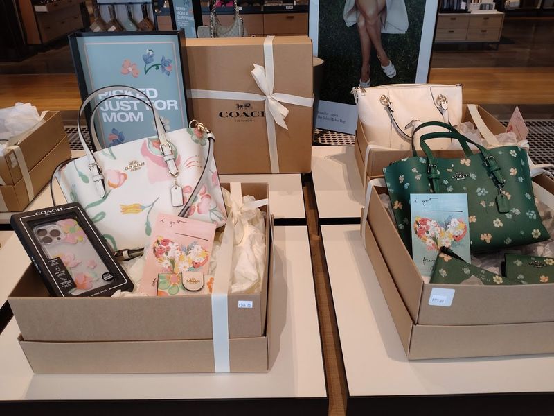 Holiday Gift Hunting: Finding Christmas Presents for Everyone on Your List