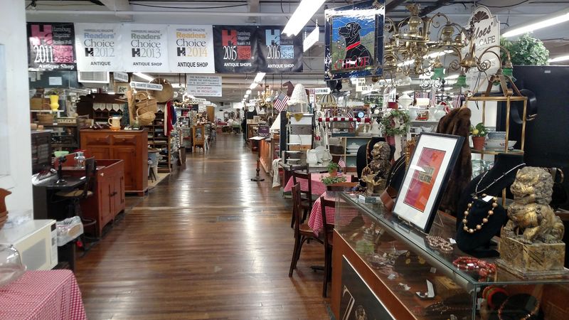 Hundreds of Vendors All Under One Roof Hundreds of Vendors All Under One Roof
