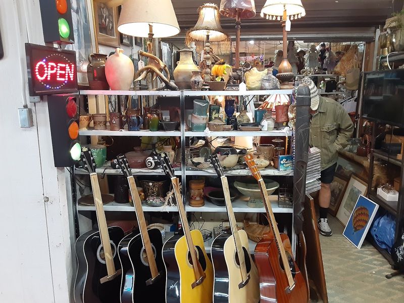 Indoor Shops and Brick-and-Mortar Booths Worth Browsing Indoor Shops and Brick-and-Mortar Booths Worth Browsing