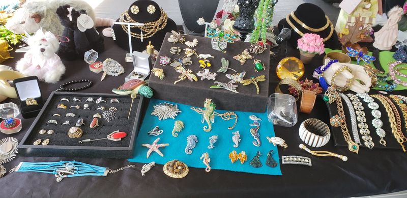 Jewelry Vendors Offering Unique Pieces at Prices That Feel Unreal