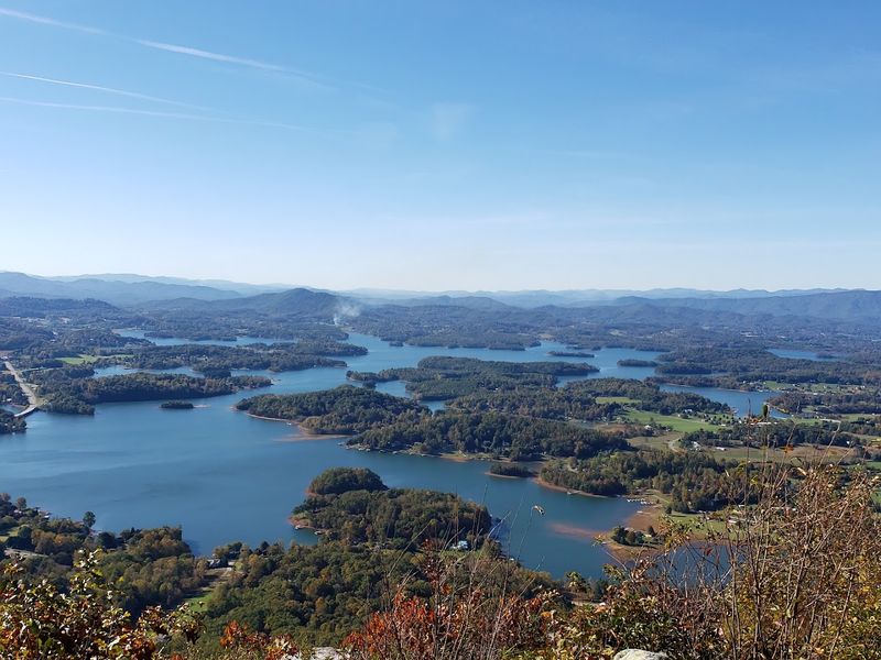Lake Chatuge: A Mountain Jewel Most People Drive Right Past