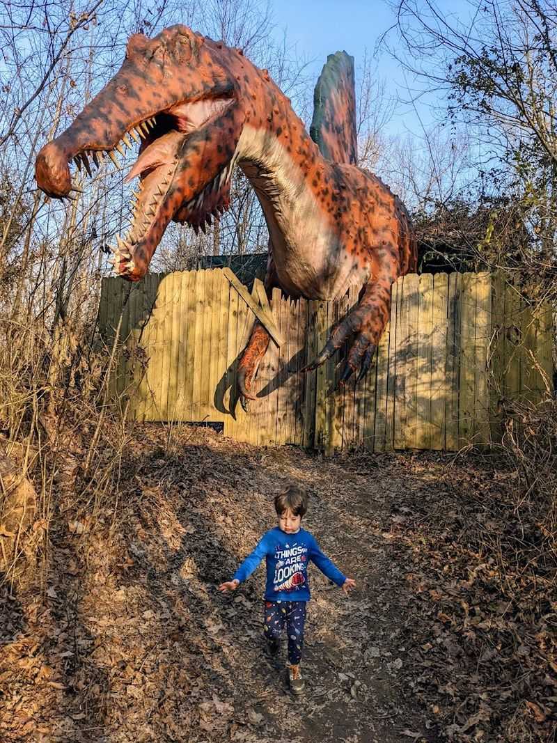 Life-Size Dinosaur Sculptures That Look Incredibly Real