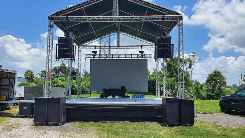Live Concerts and Entertainment Events on the Performance Stage Live Concerts and Entertainment Events on the Performance Stage