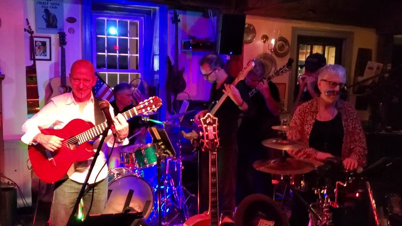 Live Music That Sets the Perfect Mood