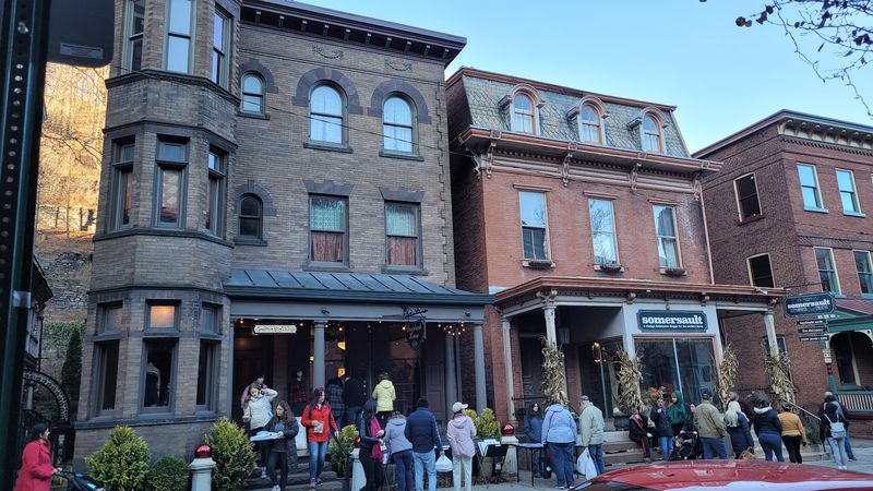 Local Restaurants and Dining Scene