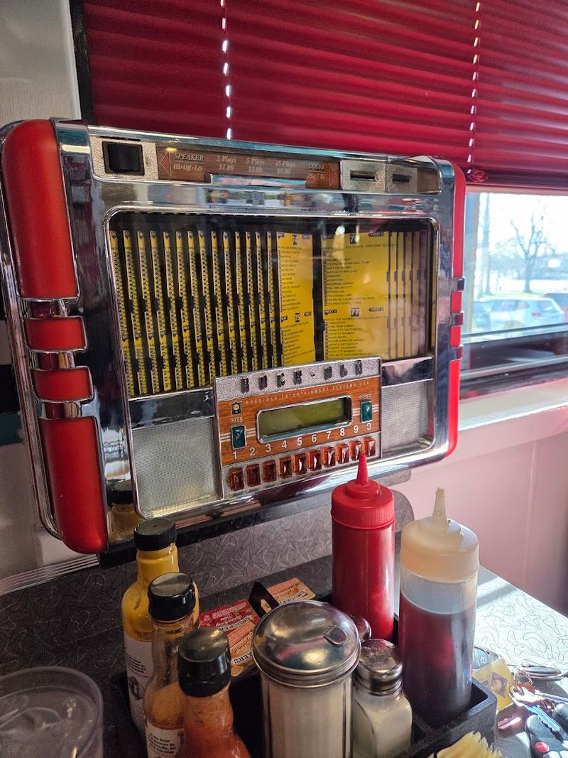 Mini Jukeboxes at Every Booth: A Musical Touch of Nostalgia Mini Jukeboxes at Every Booth: A Musical Touch of Nostalgia
