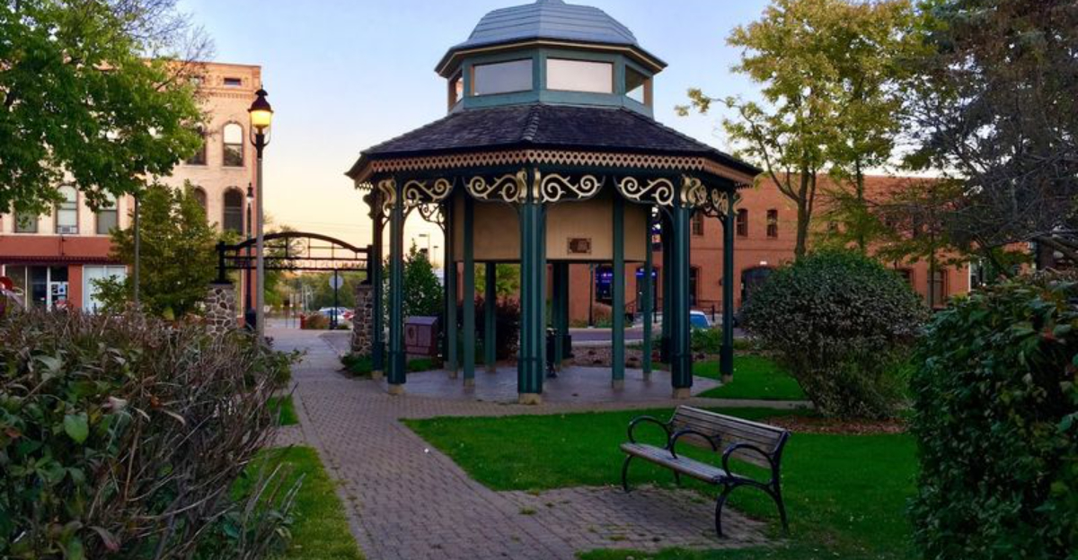 Most People Have Never Discovered This Breathtaking Hidden Gem Town In Illinois