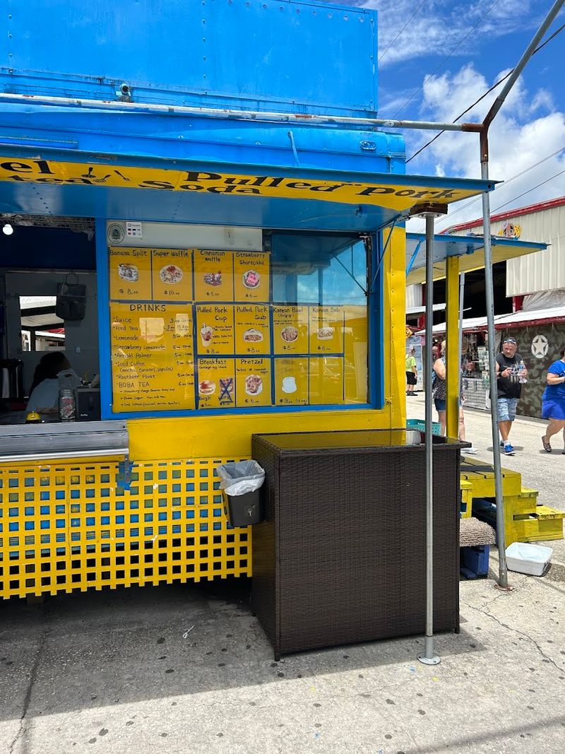 Mouthwatering Food Vendors and International Cuisine Mouthwatering Food Vendors and International Cuisine