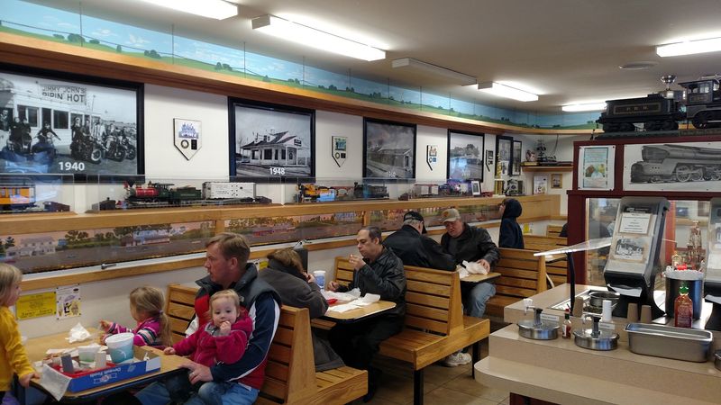 Nostalgic Atmosphere Packed with WWII-Era Photos Nostalgic Atmosphere Packed with WWII-Era Photos