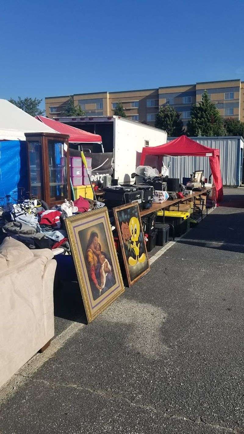 Outdoor Flea Market Saturdays Are An Absolute Game-Changer