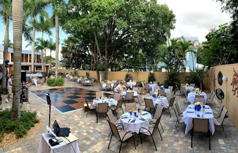 Outdoor Garden Seating and the Gorgeous Courtyard Experience