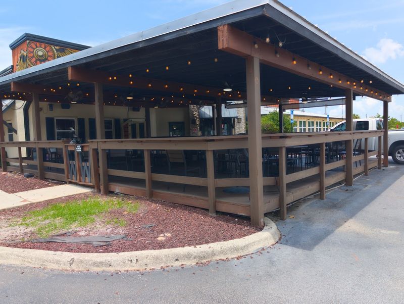 Outdoor Patio Dining With a Florida Breeze