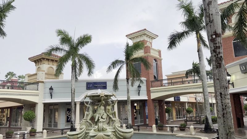 Over 140 Stores Under One Outdoor Roof Over 140 Stores Under One Outdoor Roof