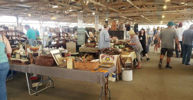 Pennsylvania Shoppers Keep Flocking To This Massive Indoor Flea Market For Incredible Deals