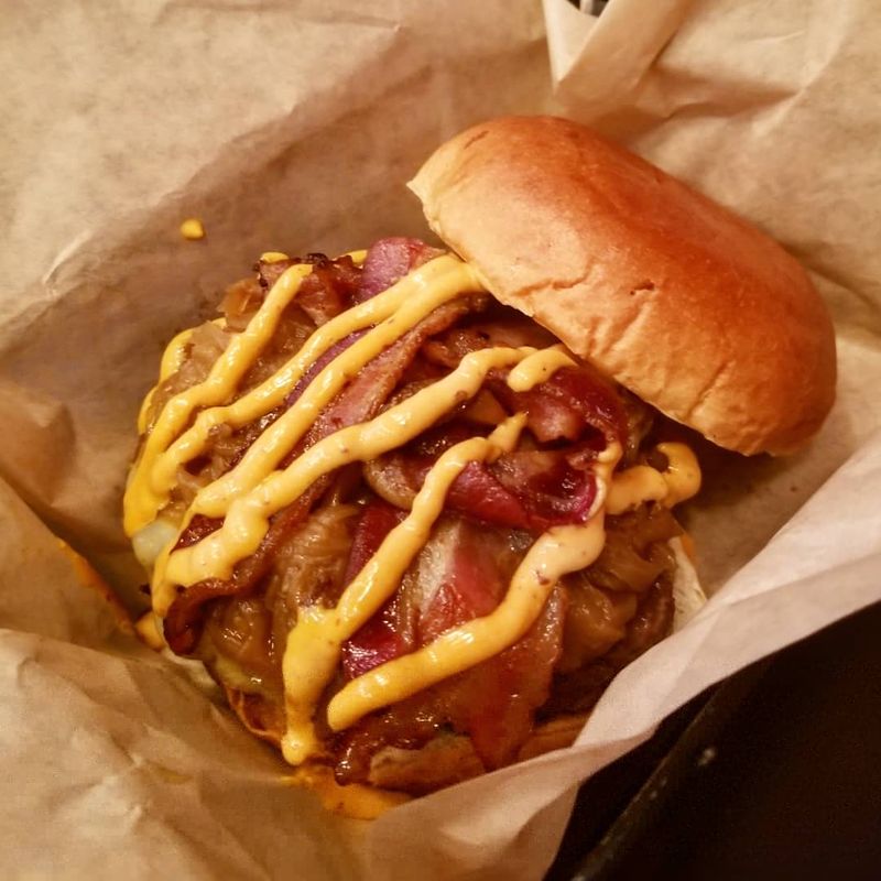 Queens Rule Burger - Fit for Burger Royalty
