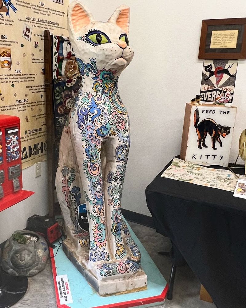 Resident Cats Who Actually Give You a Tour