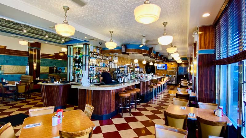 Retro Atmosphere That Feels Straight Out of Old New York Retro Atmosphere That Feels Straight Out of Old New York