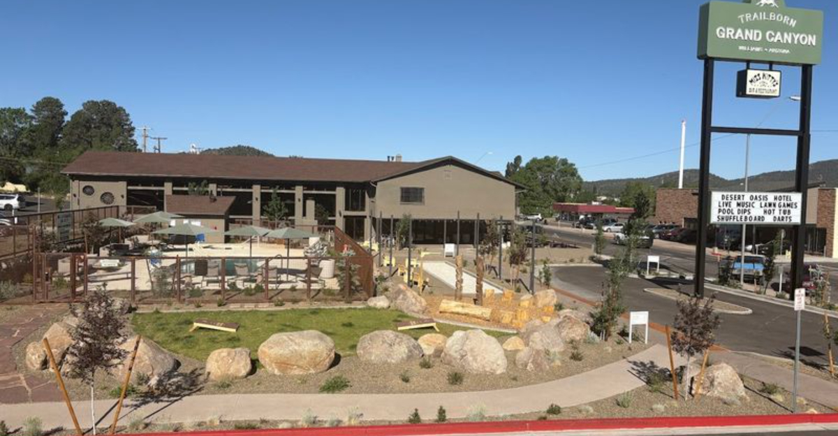 Road Trip Lovers Will Swoon Over This Classic Route 66 Hotel In The Heart Of Arizona