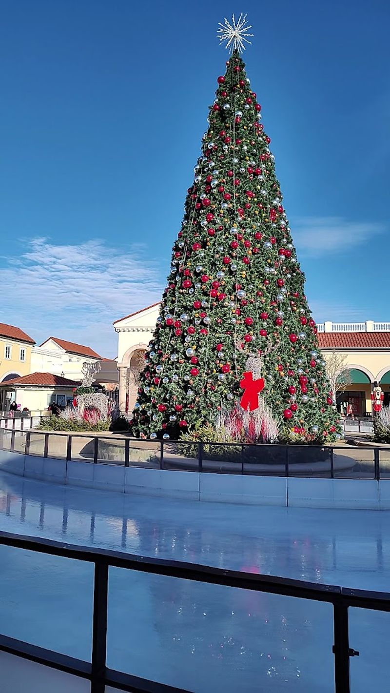 Seasonal Decorations and Events That Elevate the Whole Experience