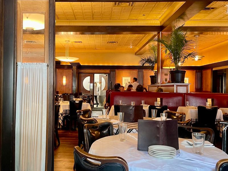 Servers Who Turn Dinner Into a Full-On Experience