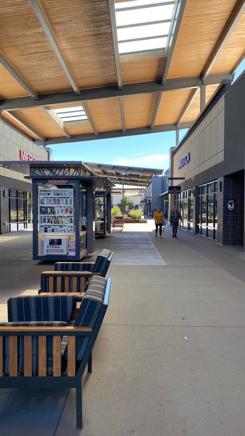 Shaded Walkways That Make Summer Shopping Surprisingly Comfortable