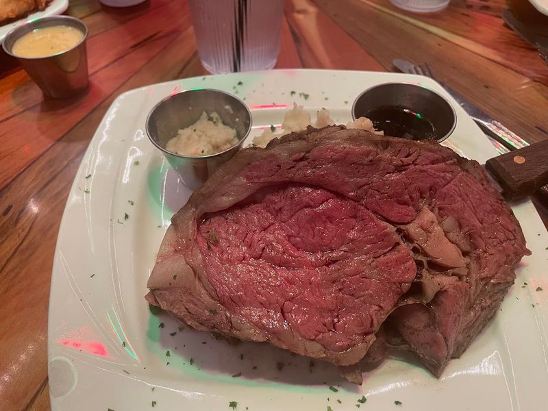 Solid American Food That Holds Its Own Alongside the Entertainment Solid American Food That Holds Its Own Alongside the Entertainment