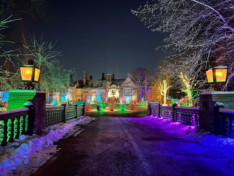 Spectacular Holiday Lights That Steal the Show