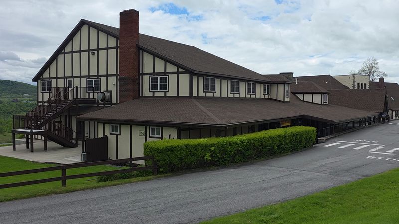Staying Overnight at the Howe Caverns Motel Staying Overnight at the Howe Caverns Motel