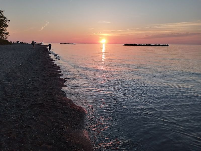 Stunning Sunrises and Sunsets Over the Lake Stunning Sunrises and Sunsets Over the Lake