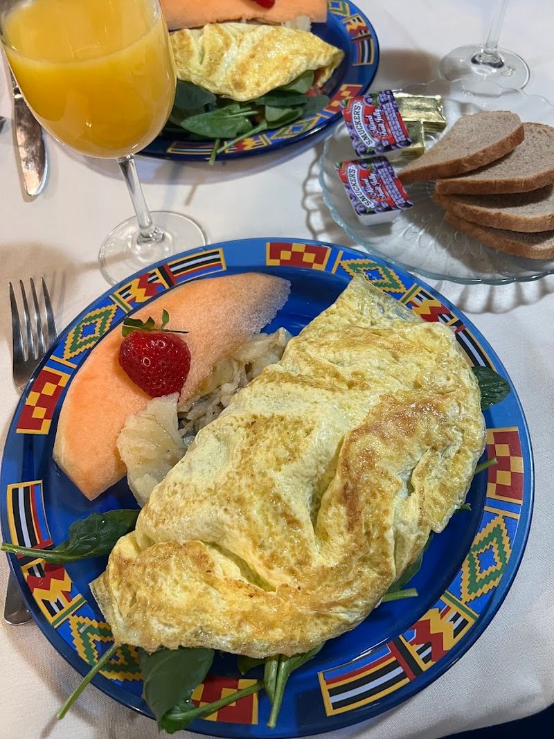 Sunday Omelet Buffet: A Weekend Tradition Worth Setting an Alarm For