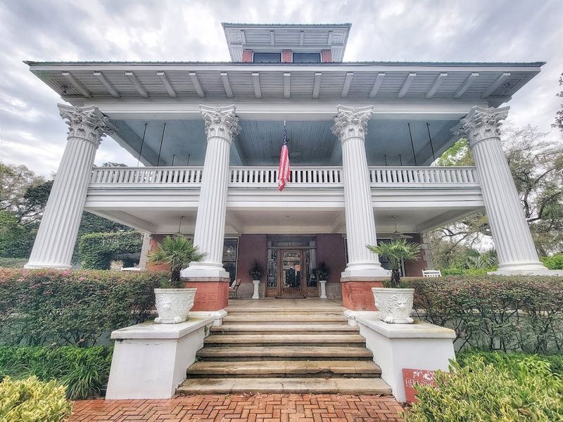 Sweetwater Branch Inn and Local Lodging