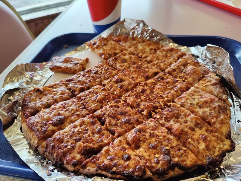 Tavern-Style Pizza Done the Ohio Way Tavern-Style Pizza Done the Ohio Way