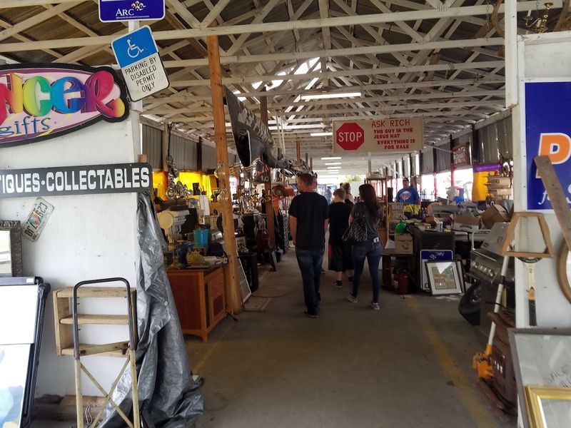 The BBQ Ribs Spot Hidden Inside the Market