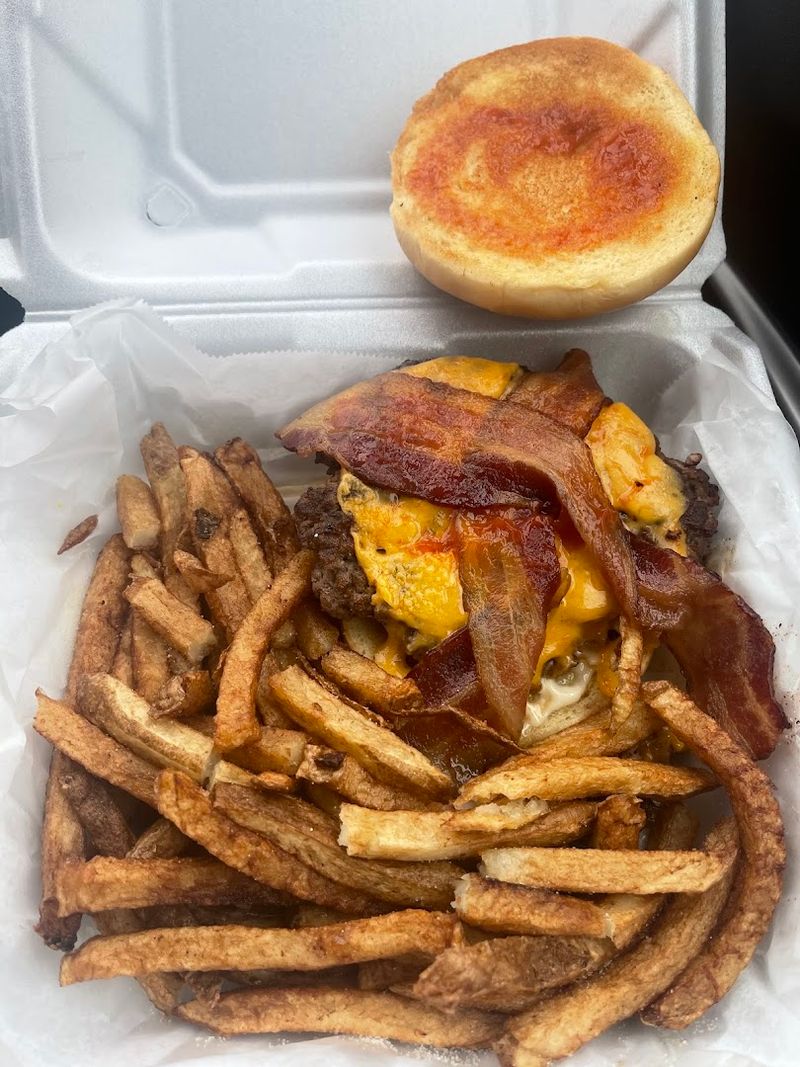 The Bacon Pimento Cheeseburger That Keeps People Coming Back The Bacon Pimento Cheeseburger That Keeps People Coming Back
