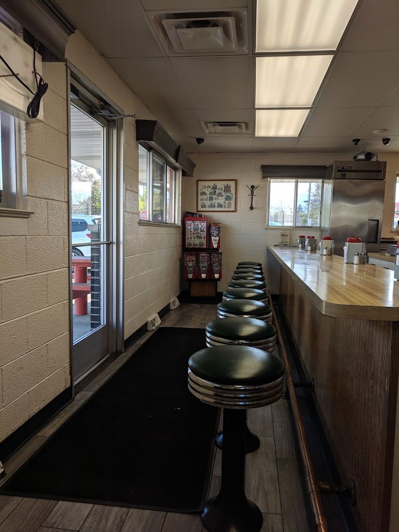 The Cozy Indoor Counter Experience