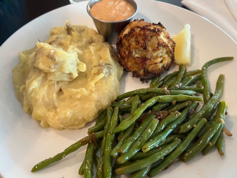 The Crab Cake Platter That Steals the Show