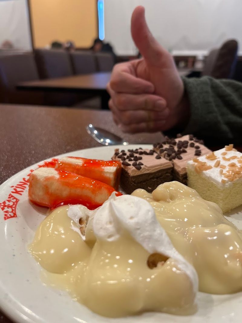 The Dessert Bar That Stops You in Your Tracks The Dessert Bar That Stops You in Your Tracks