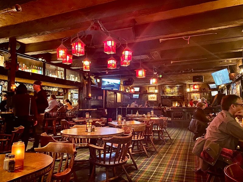 The English Pub Atmosphere That Makes Every Meal Feel Special