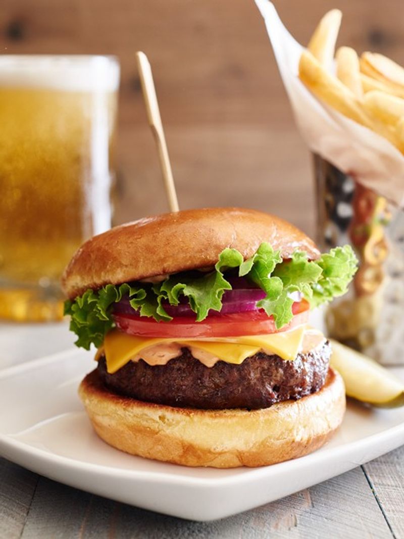 The Gastropub Burger That Keeps Regulars Coming Back